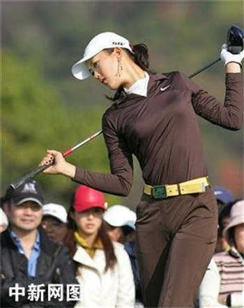 腹泻萝莉拉肚子到裙子上