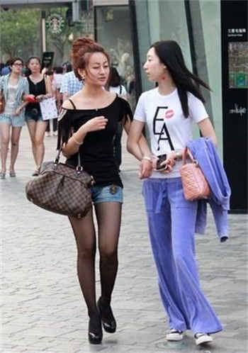 请未成年朋友自觉离开