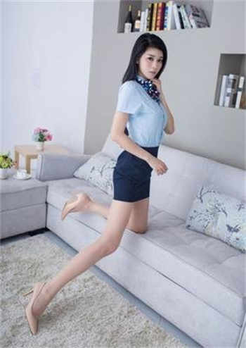 跪下用嘴服侍男主人