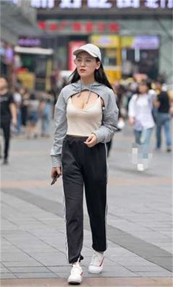 男子用刀划破女人的衣服
