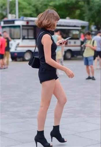 免费老爷爷抱住孙女教书法