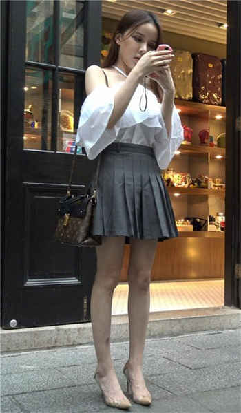 女士拉稀拉了一满裤子图片