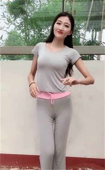 抱小孩的车模是谁