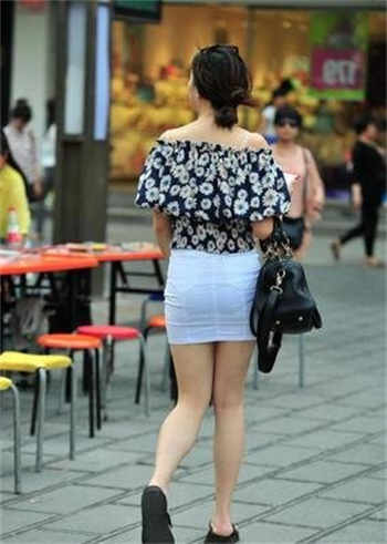 别咬我耳朵呀
