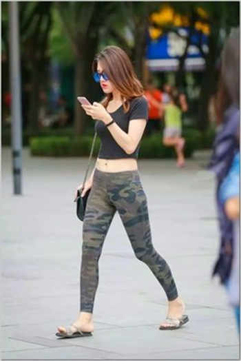 银行女员工上班换工作服