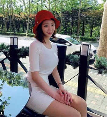 男女亲热叭衣服视频